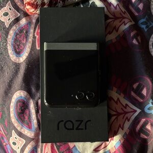 Motorola Razr Black Dual Camera Phone bundle W/ headphones